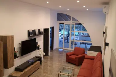 Image de Appartement rez de chaussée 6 + 2 P avec terrasse et vue mer, à 10 m de la plage