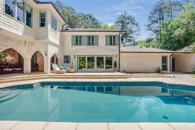 Image de 4 chambres 3. 5 salles de bain maison méditerranéenne moderne w / piscine