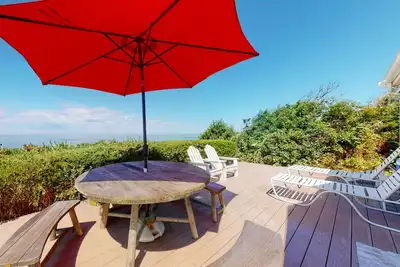 Image de Cottage Bayfront w / pont bluffside et douche extérieure - à quelques pas de la plage privée!