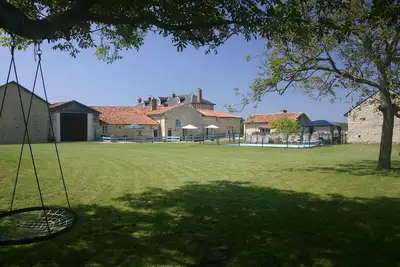 Image de 2 gîtes de caractère récemment rénovés avec piscine et salle de jeux, près de Richelieu