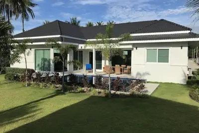 Image de Nakhon Beach Villa: votre paradis privé qui vous embrassera comme un rêve