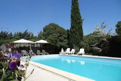 Image de Logement avec vue sur la fontaine illuminée et l'allée de platanes centenaires