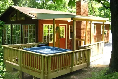 Image de \"Hot Tub Heaven Cabin # 8 - Cabanes Ă louer Ă Linden, Virginie