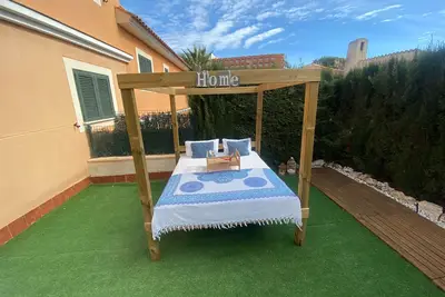 Image de Maison de ville avec piscine commune et jacuzzi, située à quelques mètres de la plage.