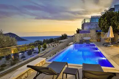 Image de Villa Batı, Surplombant la baie