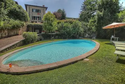 Image de Villa Benamata: Une maison indépendante caractéristique et accueillante sur deux étages située au sommet d'une petite colline.
