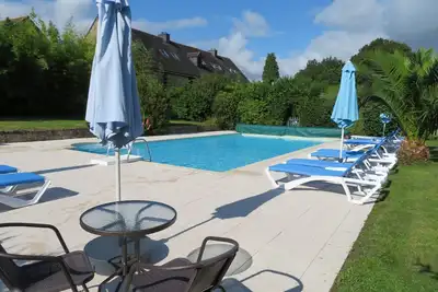 Image de Chalets de 100 acres, piscine chauffée. Près de Pont Aven, plages à 15 mn en voiture