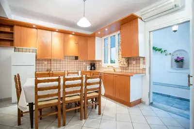 Image de Appartement Belle NewThree Chambre (6-9 Adultes) Premier étage Livadia Beach 200m