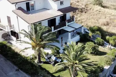 Image de villa panoramique avec jardin