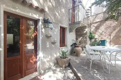 Image de Détendez-vous dans une cour typique de Erice