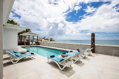 Image de Beach Front Dream Home - Vues sur les couchers de soleil - Kayaks - Chaises de plage