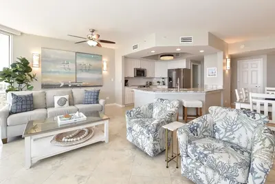 Image de Grand condo haut de gamme en bord de mer avec balcon privé! 🐚