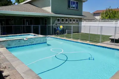 Image de Grande maison parfaite pour les familles avec enfants, quartier calme avec grande cour