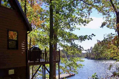 Image de Cabine du lac Hocking Hills avec bain Ă remous, terrasse et quai!
