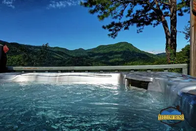 Image de Détendez-vous dans le spa Hot Springs surplombant les montagnes.