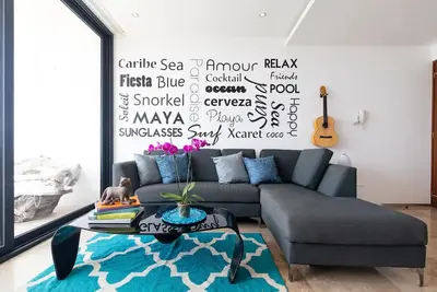 Image de Condo de rêve: emplacement de choix, piscine à débordement, jacuzzi