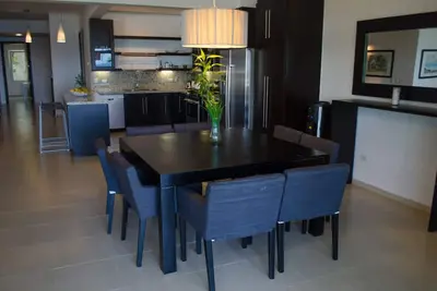Image de Appartement de luxe au rez-de-chaussée en front de mer de 2 chambres
