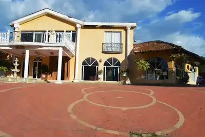Image de Belle maison immergée dans la nature