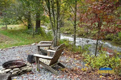 Image de Nc Stocked Trout Stream - Ruisseau audacieux traversant la propriété.