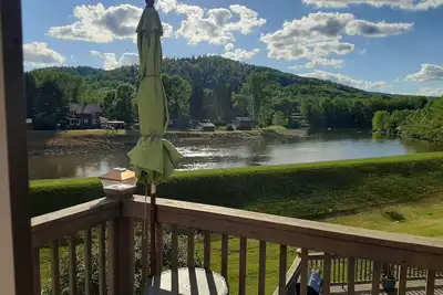 Image de L'appartement River View est exactement cela. Une belle vue 2ème étage.