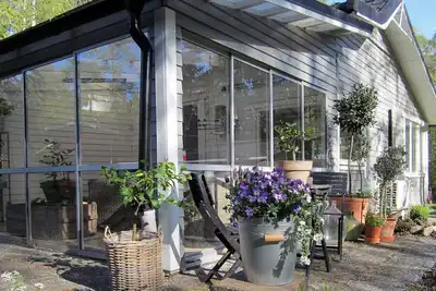 Image de Villa Pernilla dans une jolie clairière forestière dans la Scanie