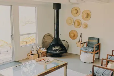 Image de Maison moderne avec vue sur le lac sur un vignoble biologique de 5 acres dans le sud de l'Okanagan