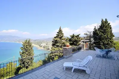 Image de Villa Simpatia B: Un appartement caractéristique et accueillant situé à une courte distance de la plage.