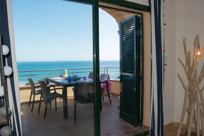 Image de Appartement première ligne, vues spectaculaires sur la mer. Piscine et jardin. Parquing. A \/ C. Begur