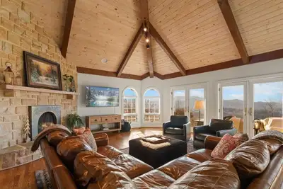 Image de Maison haut de gamme, vues sur la montagne, bain à remous, grill, table de billard, suite king, près de la randonnée et du ski