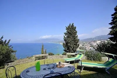 Image de Villa Simpatia A: Un appartement caractéristique et accueillant situé à une courte distance de la plage.