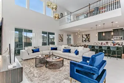 Image de Villa de luxe de 6 chambres avec piscine / spa d'eau salée, salle de jeux et club-house - à quelques minutes de Disney