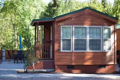Image de Comme une nouvelle chambre, une cabine de bain donnant sur Christopher Creek