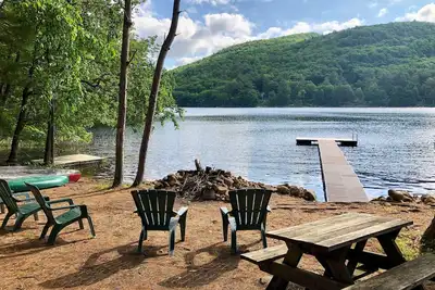 Image de Maison toute l'année nouvellement rénovée au bord du lac à Secluded Cove sur le Grand Sacandaga
