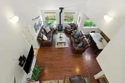 Image de AvLavish 5✰ villa moderne / Meilleur emplacement dans le centre-ville / cheminée, cour, petit déjeuner yard