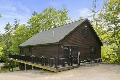 Image de Chalet contemporain avec table de billard des bains de Diana