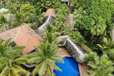 Image de Private1 acre Estate - paradis tropical jungle avec piscine. Beachfront - Unique!