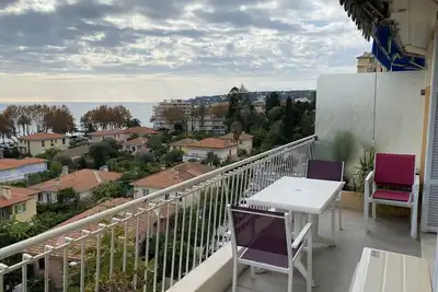 Image de Dernier Étage Moderne avec Vue Mer aux Pelouses