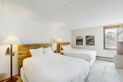 Image de Studio confortable avec mini-réfrigérateur et bain à remous partagé - à pied de l'ascenseur