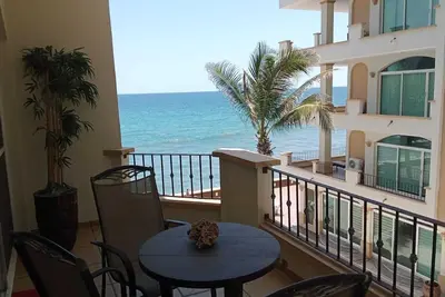 Image de Magnifique condo 2 chambres en front de mer. Couchers de soleil inoubliables. Sentez la brise de l'océan.