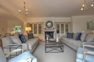 Image de Villa de luxe de style provençal proche du village de Valbonne entouré d'un jardin luxuriant