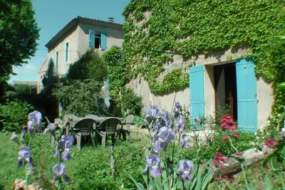 Image de Plain pied de charme 70m², jardin privé de 100m² vue sur fontaines, platanes