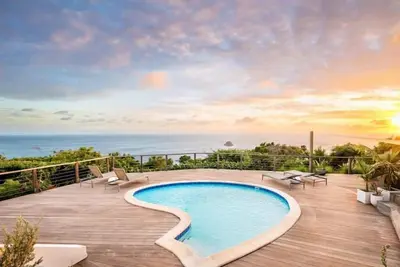 Image de Piscine en forme de larme unique, chaises longues, salle à manger Alfresco, vue sur l'océan, grande terrasse, Wifi gratuit