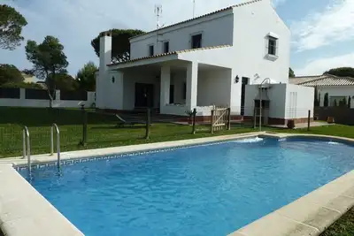 Image de Grand Chalet, Urb. Roche, à 800 m de la plage, piscine privée, wifi
