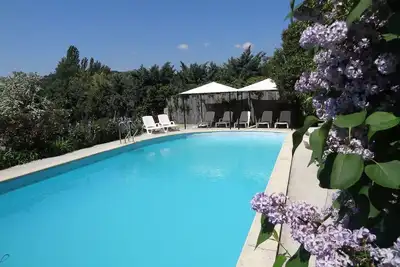 Image de Charmant colombier d'époque avec piscine commune, platanes et fontaines
