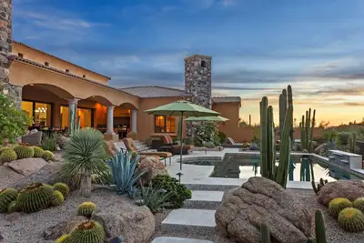 Image de Cave Creek Serenity avec une vue imprenable sur la montagne et le désert!