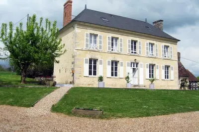 Image de Grande maison avec piscine couverte, flipper et charme industriel en pleine campagne