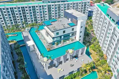 Image de Complexe hôtelier 5 étoiles avec vue sur la piscine près de la rue piétonne