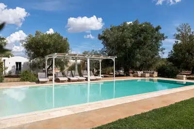 Image de Villa avec piscine entourée d'une magnifique oliveraie
