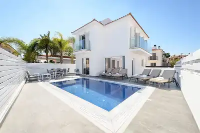 Villa Elaine - Charming Pernera Getaway