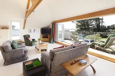 Image de Maison familiale élégante à Rock, près de la plage avec vue sur l'eau et espace extérieur